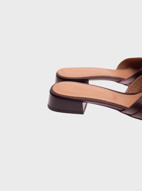 Klapki brązowe 3 Klapki brązowe 3